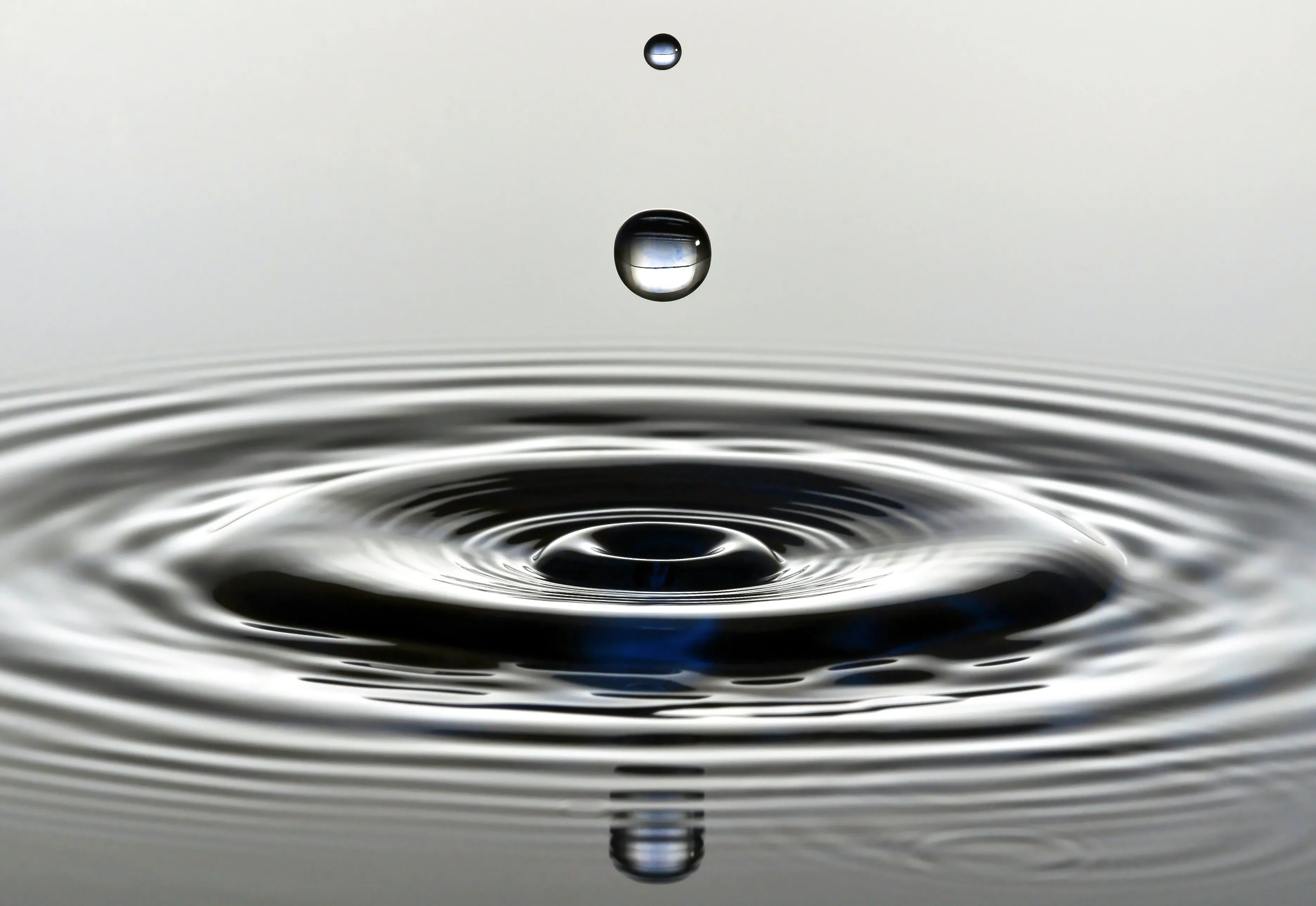 Wassertropfen auf einer Wasseroberfläche
